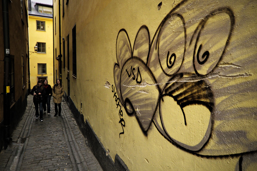 Groupe de filles et graffiti à Gamla Stan à Stockholm, Suède