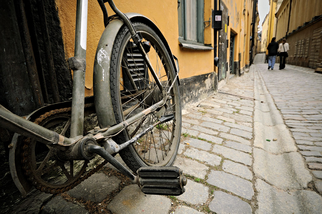 Vélo sur les pavés de Gamla Stan à Stockholm, Suède