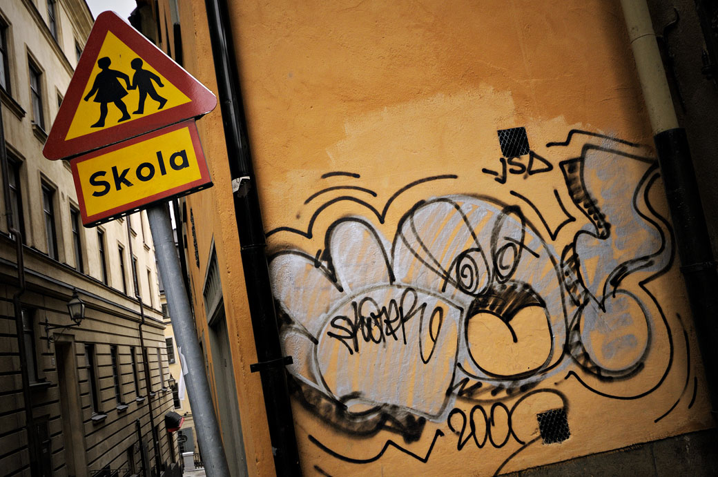 Panneau Skola et graffiti à Gamla Stan, Stockholm