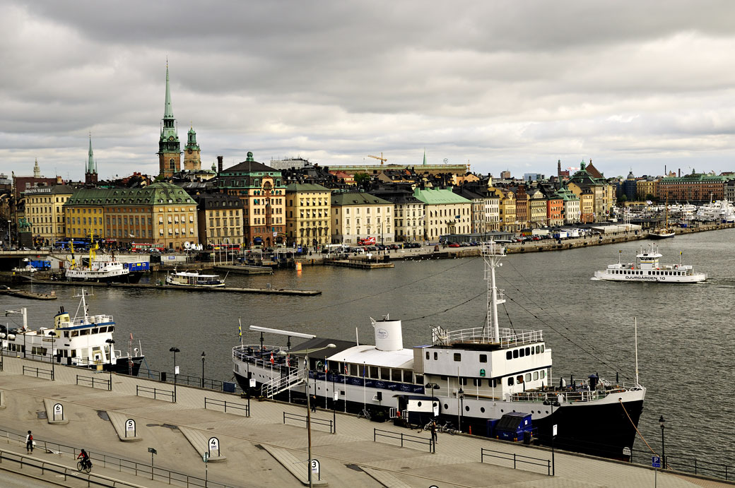 Gamla Stan et ses bateaux à Stockholm, Suède