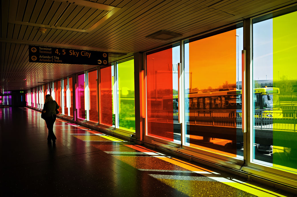 Vitres colorées à l'aéroport Arlanda de Stockholm, Suède