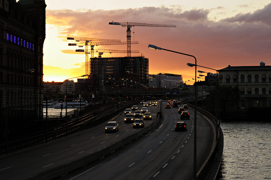 Voitures et grues de construction à Stockholm, Suède