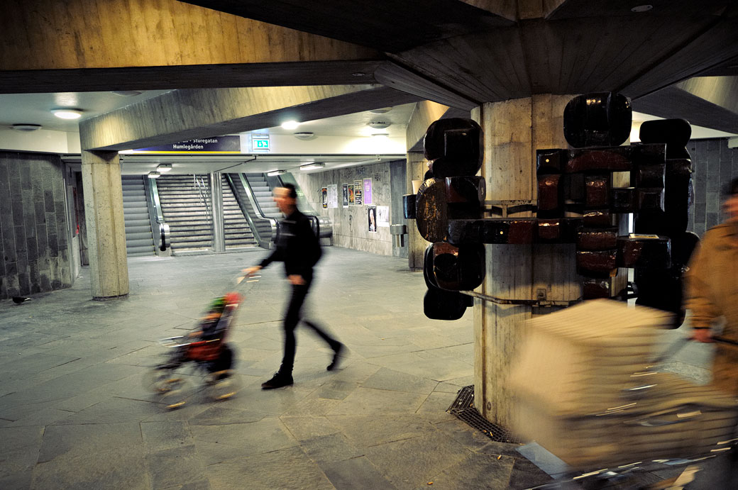 Passants dans la station de métro Östermalmstorg à Stockholm