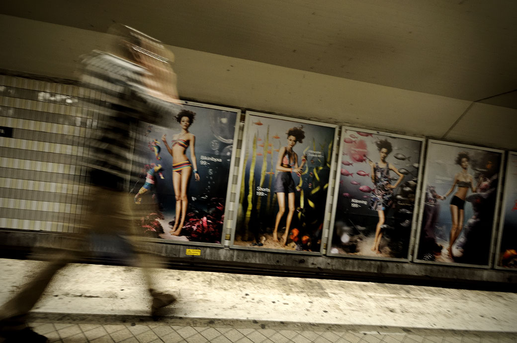 Homme pressé dans le métro de Stockholm, Suède