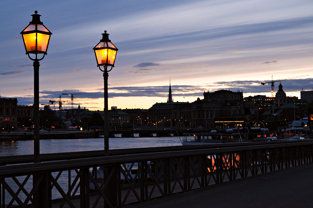 Lampadaires sur le pont de Skeppsholmen à Stockholm, Suède