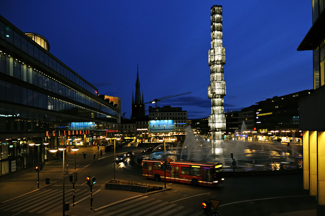 La place Sergels Torg au crépuscule à Stockholm, Suède