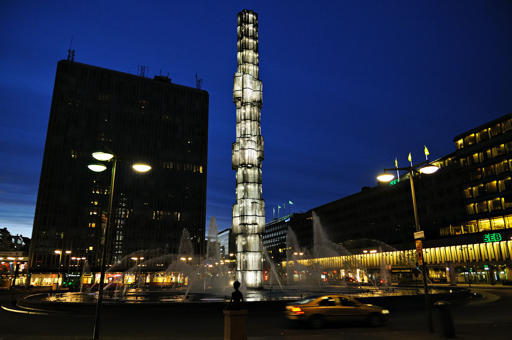 La place Sergels Torg et le Kristallvertikalaccent de nuit à Stockholm