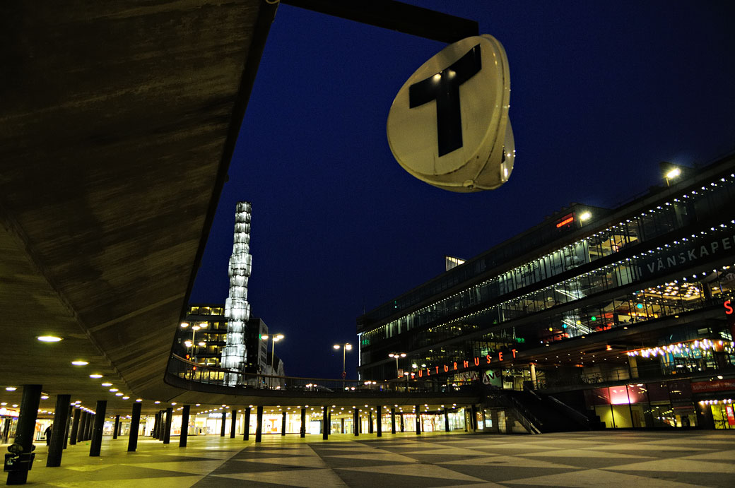 La place Sergels Torg de nuit à Stockholm, Suède