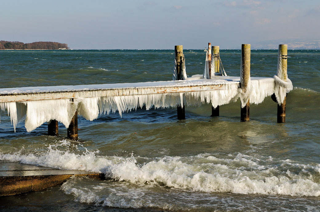 Ponton de glace au bord du lac Léman à Nyon, Suisse