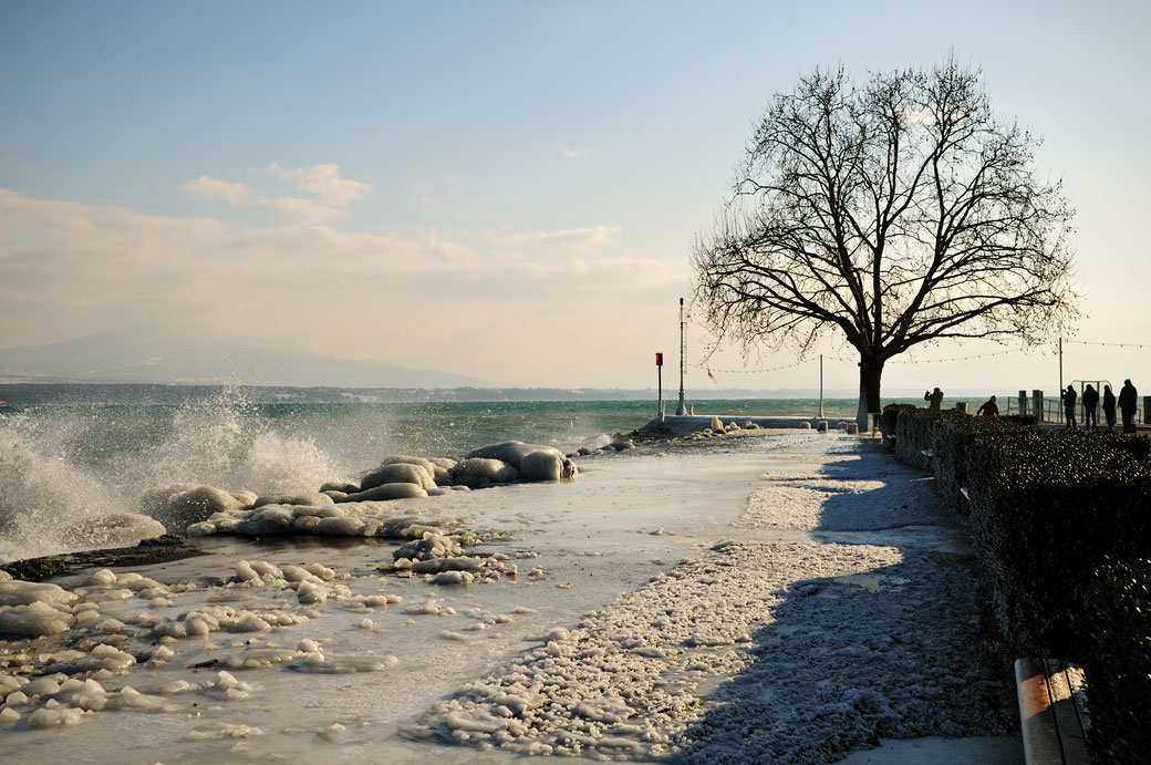 Vent glacial au bord du lac Léman à Nyon, Suisse