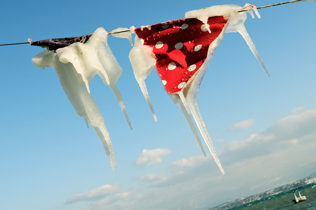 Fanions pris dans la glace à Nyon, Suisse