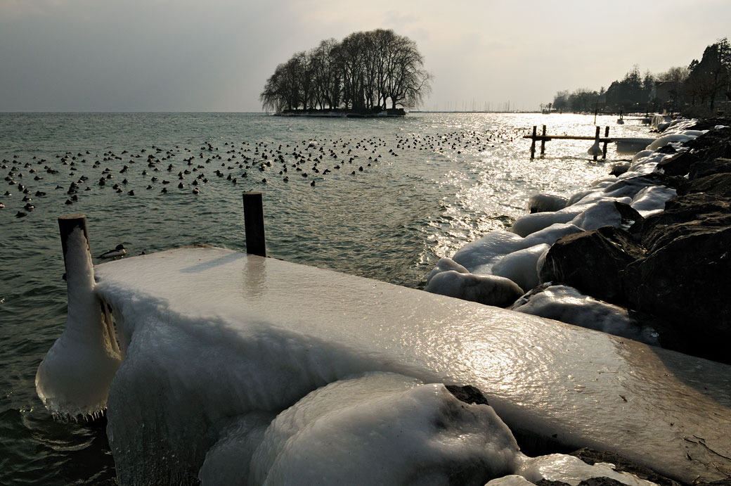 Ponton de glace devant l'île de la Harpe à Rolle, Suisse