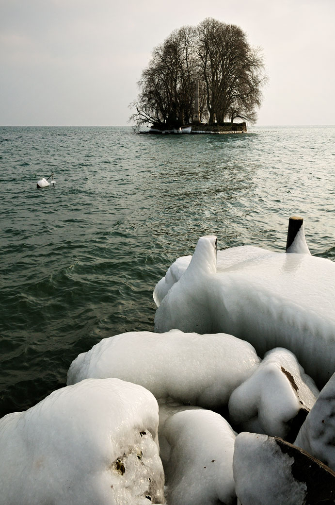 Île de la Harpe un jour d'hiver à Rolle (lac Léman), Suisse