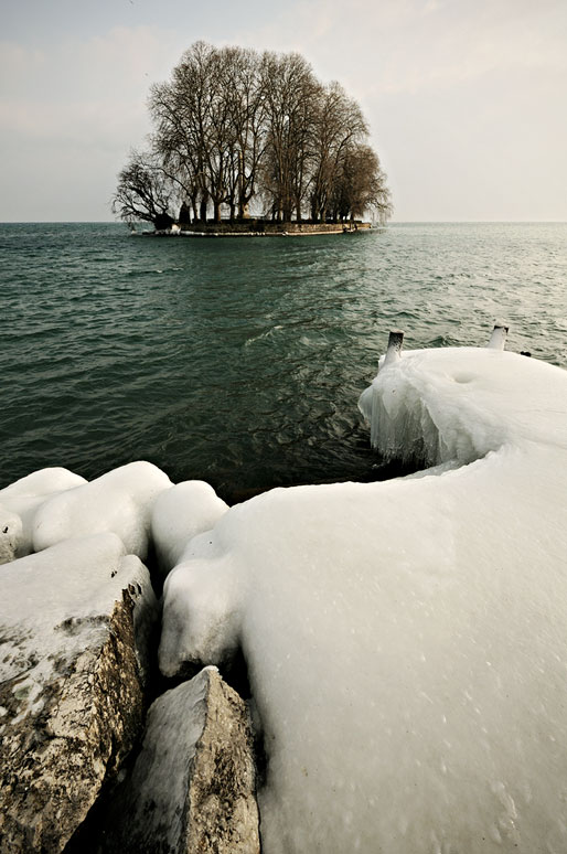 Berge glacée du Léman et île de la Harpe à Rolle, Suisse