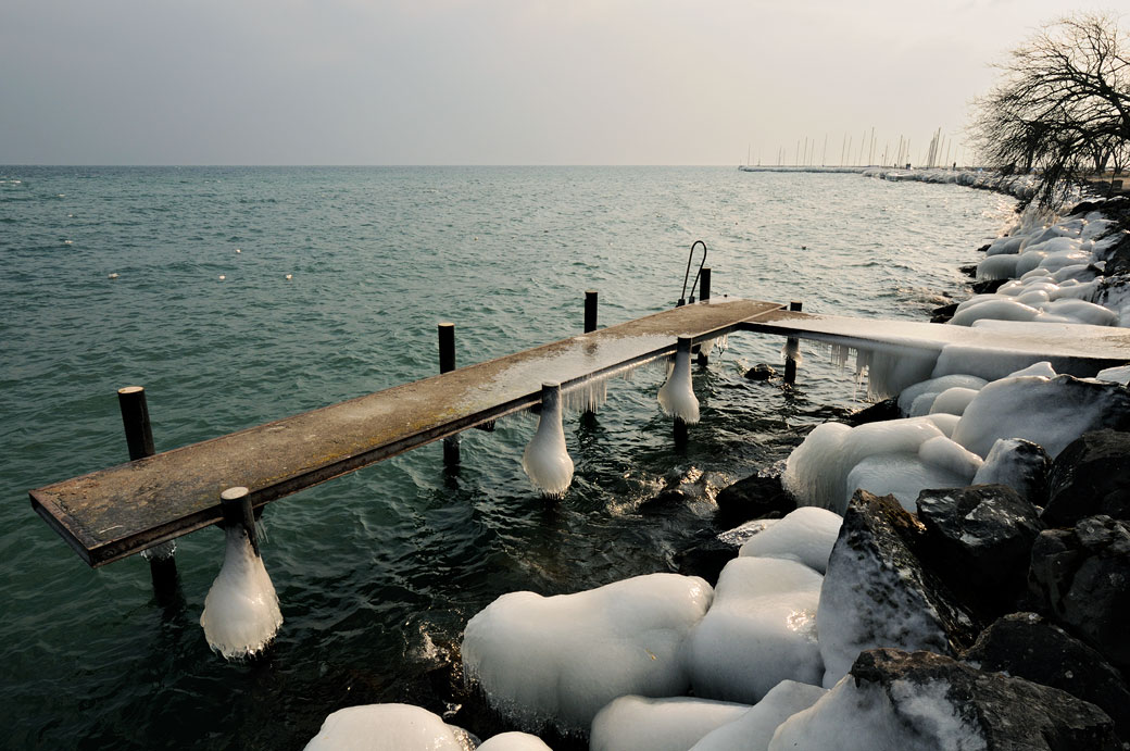 Berge glacée du lac Léman à Rolle, Suisse