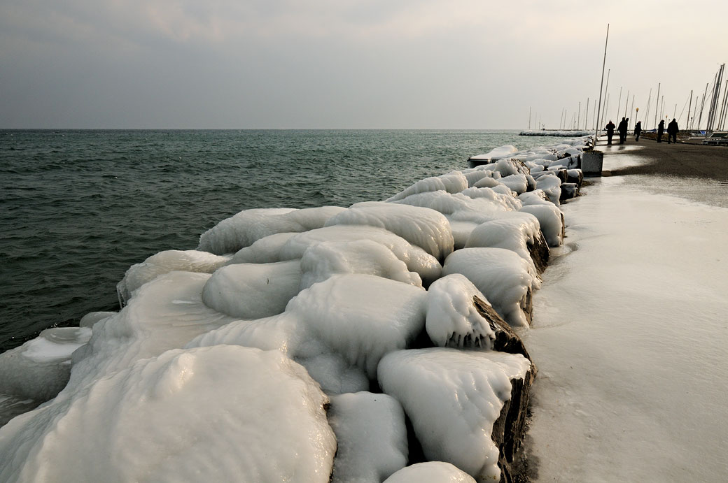 Glace sur les berges du lac Léman à Rolle, Suisse