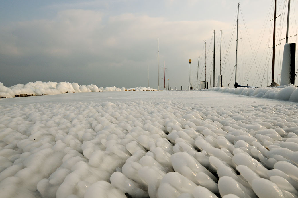 Chemin de glace dans le port de Rolle, Suisse