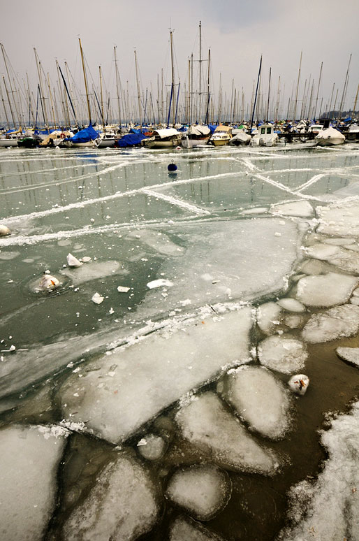 Lac Léman gelé au port Choiseul de Versoix, Suisse