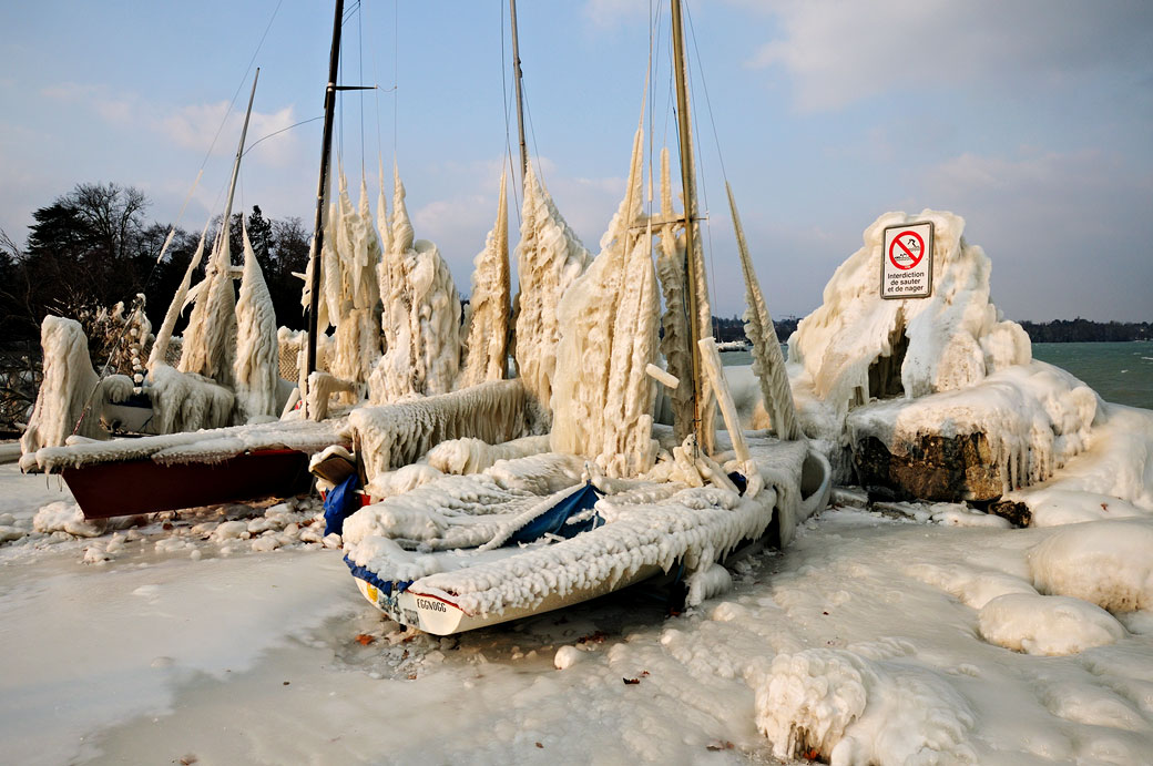 Bateaux pris dans la glace au port Choiseul à Versoix, Suisse