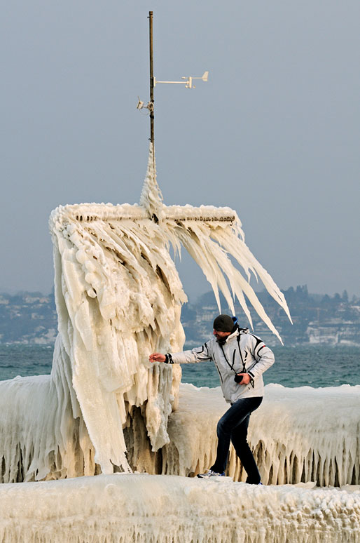 Homme sur la glace au port de Versoix, Suisse