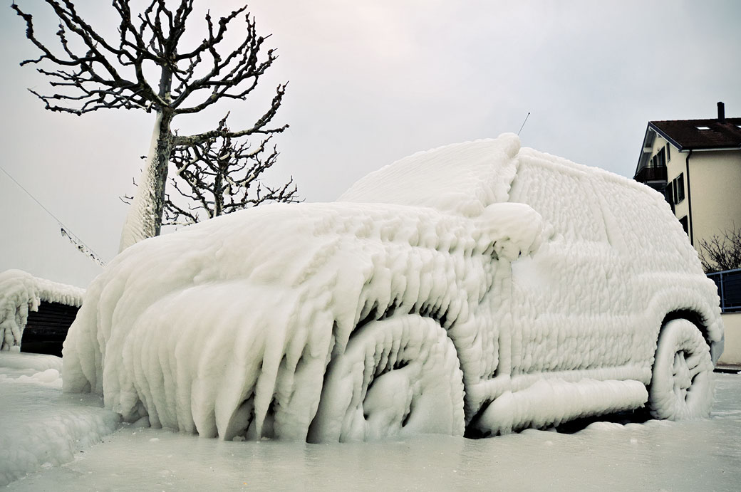 Voiture glacée sur le quai de Versoix, Suisse