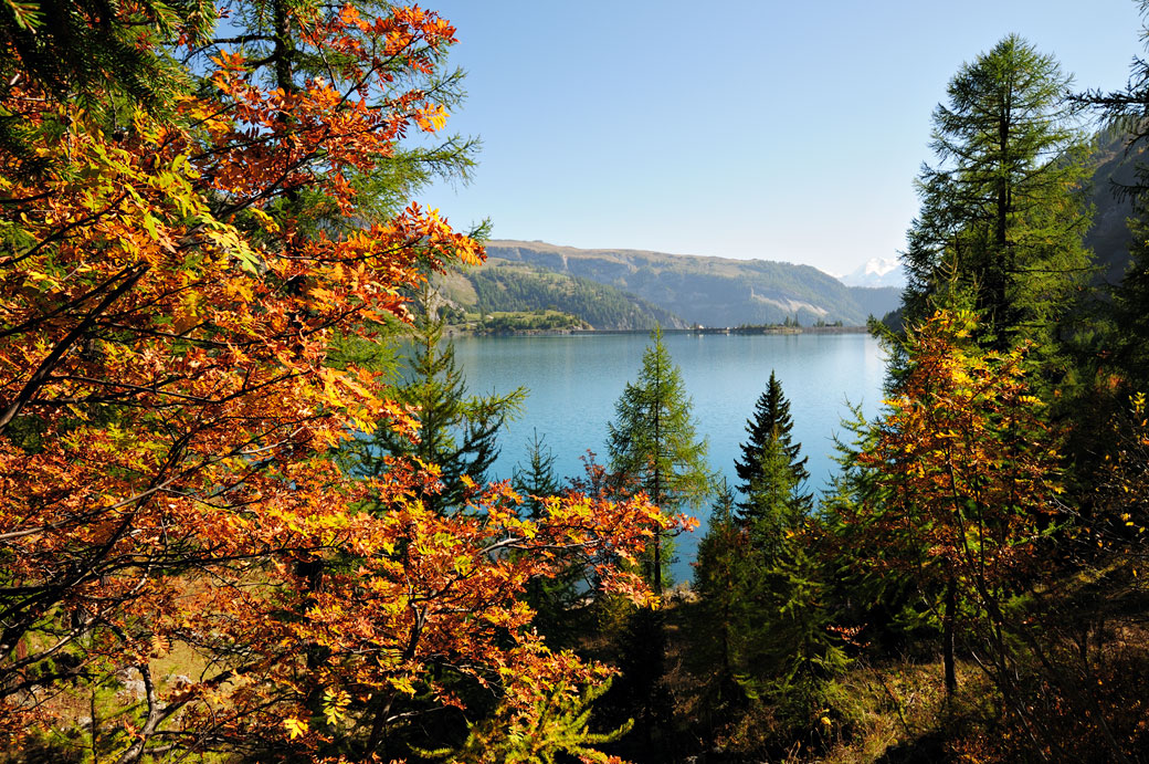 Lac de Tseuzier en automne dans le canton du Valais, Suisse