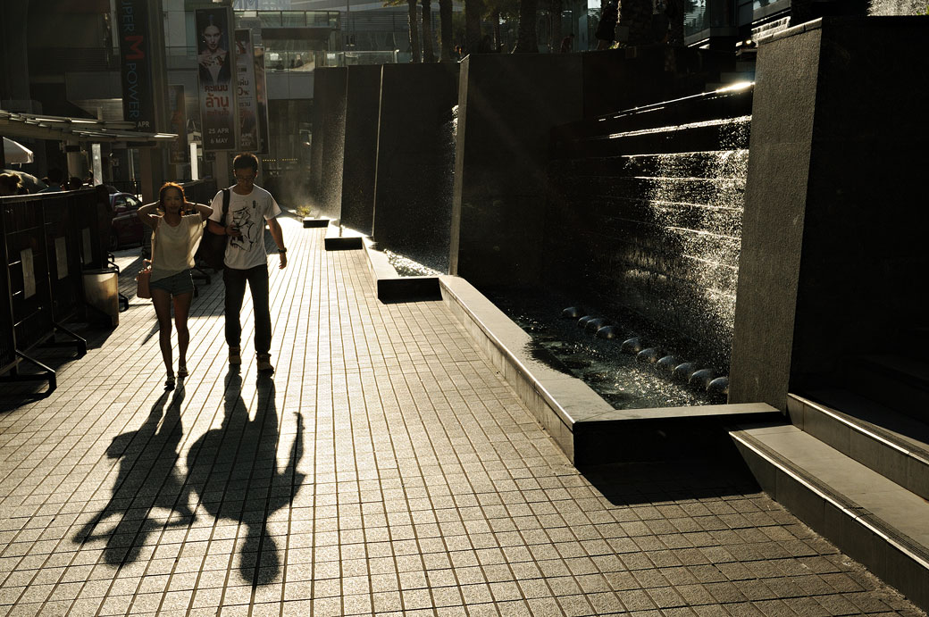 Couple à contre-jour dans le centre ville de Bangkok, Thaïlande