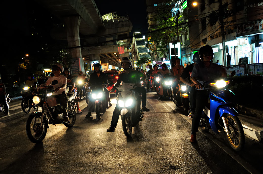 Trafic dense de scooters et motos de nuit à Bangkok, Thaïlande