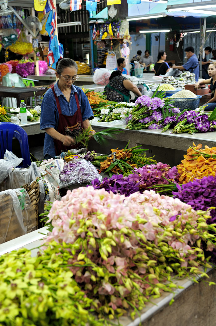 Femme au Pak Khlong Talat à Bangkok, Thaïlande