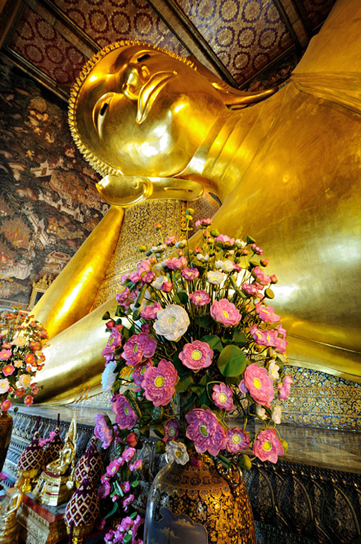 Fleurs et bouddha couché du Wat Pho à Bangkok, Thaïlande