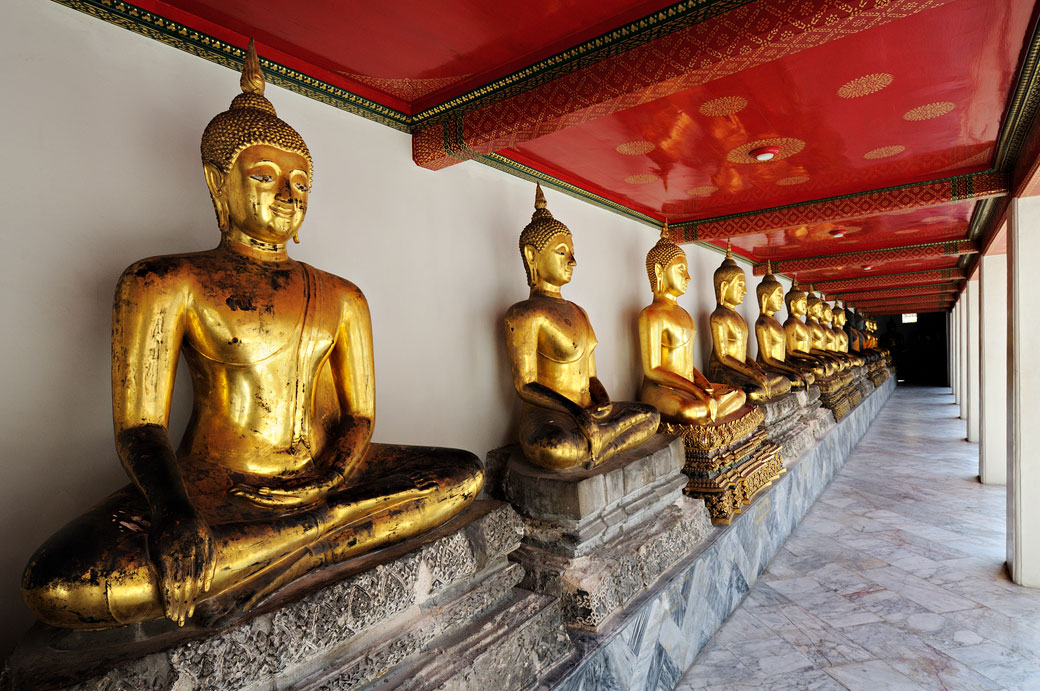 Statues de bouddhas assis au Wat Pho de Bangkok, Thaïlande