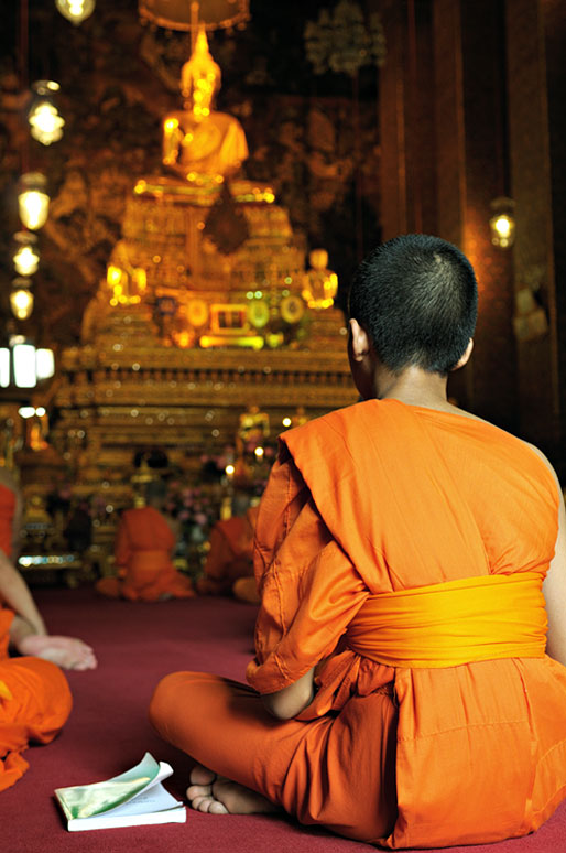 Moine avec son cahier au Wat Pho de Bangkok, Thaïlande