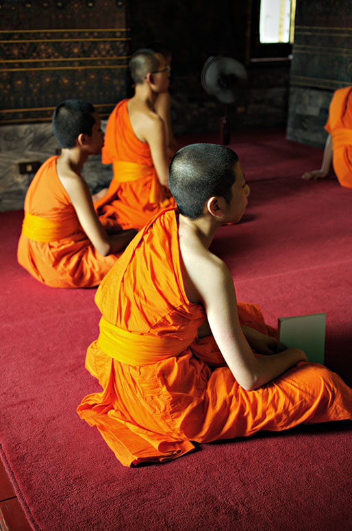 Moines assis au Wat Pho de Bangkok, Thaïlande