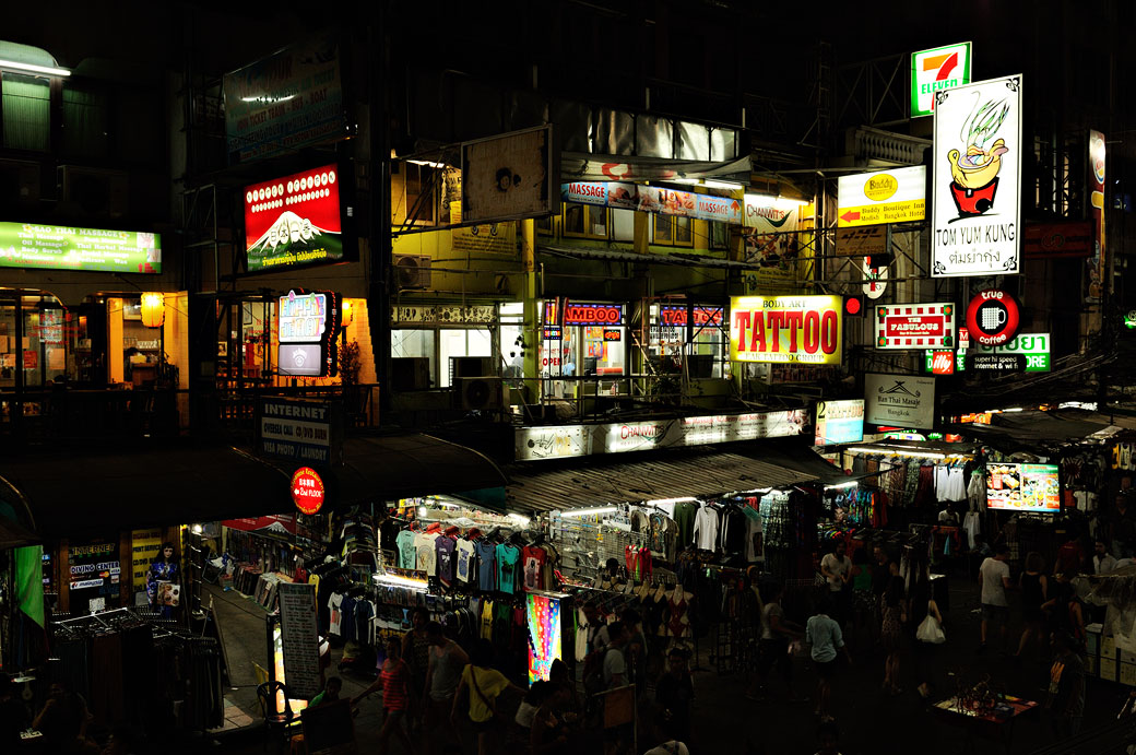 Enseignes sur Khao San Road à Bangkok de nuit, Thaïlande