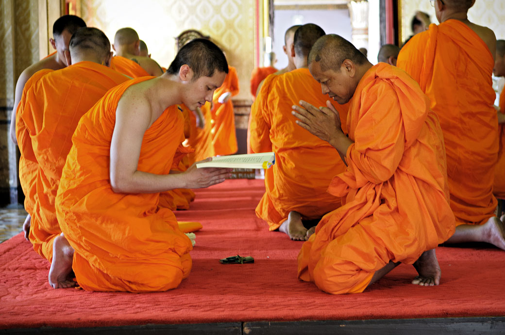 Moines méditants au Wat Benchamabophit de Bangkok, Thaïlande