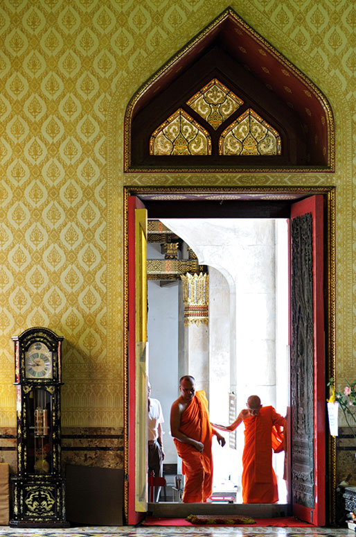 Moines à la porte du Wat Benchamabophit à Bangkok, Thaïlande