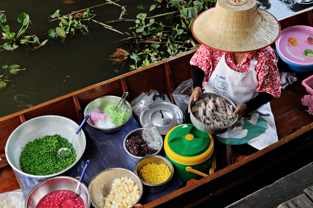 Nourriture au marché flottant de Taling Chan à Bangkok, Thaïlande