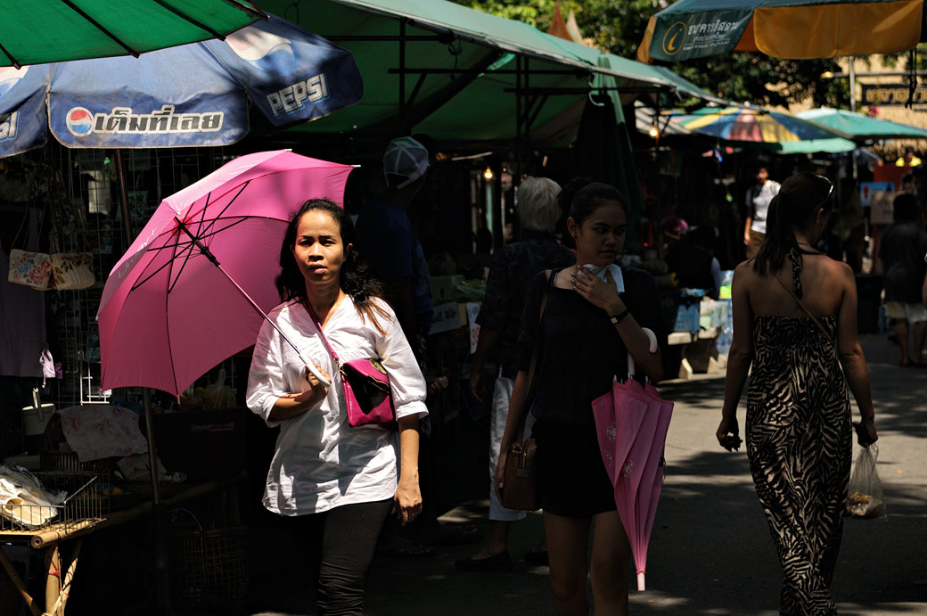 Parapluie rose au marché de Taling Chan à Bangkok, Thaïlande