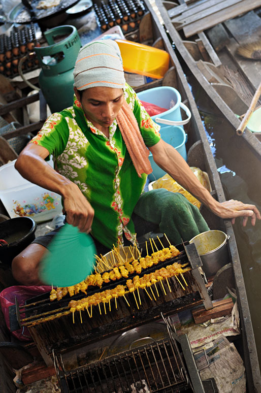 Vendeur de brochettes au marché de Taling Chan à Bangkok, Thaïlande