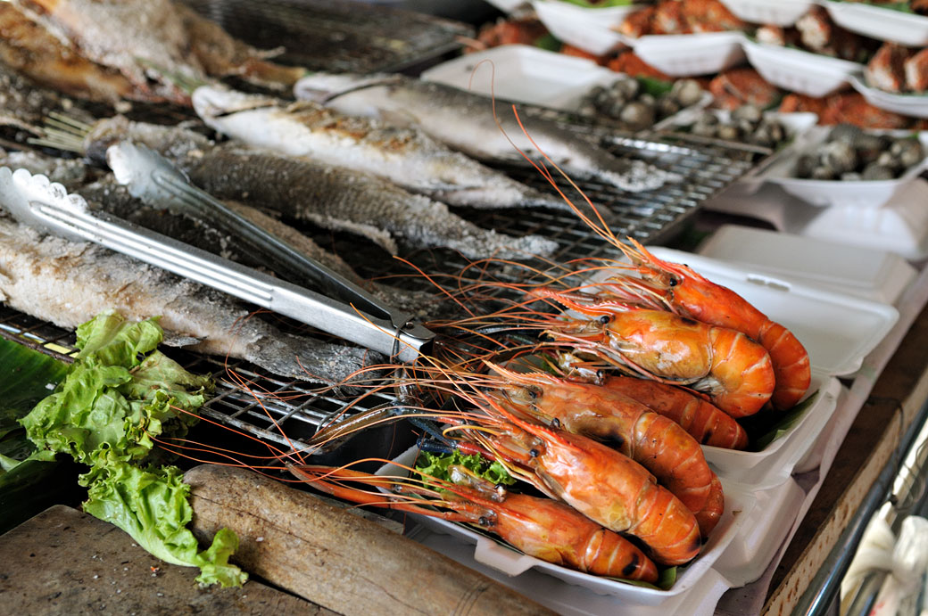 Crevettes et poissons au marché de Taling Chan à Bangkok, Thaïlande