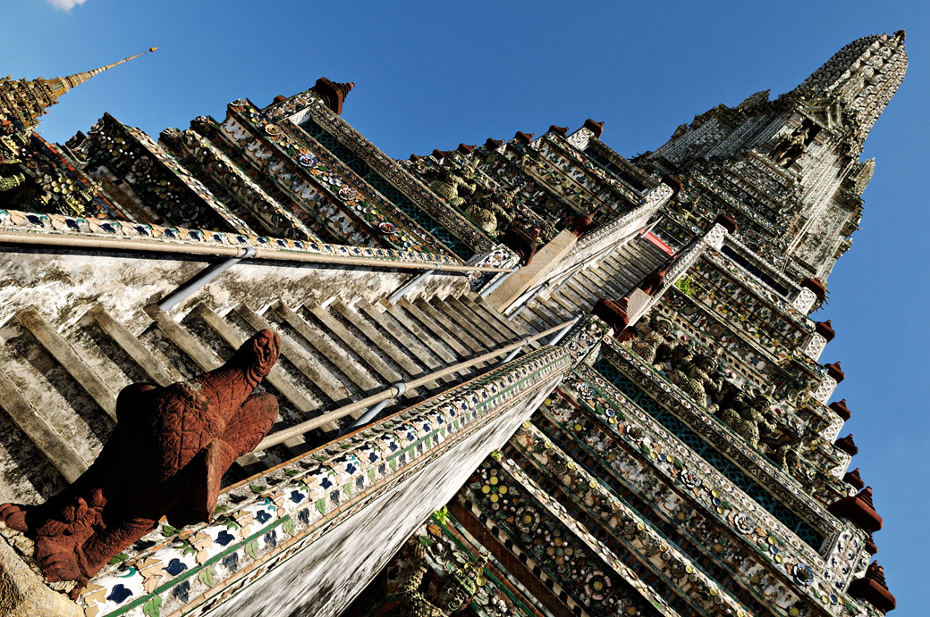 Escaliers vers le sommet du Wat Arun à Bangkok, Thaïlande