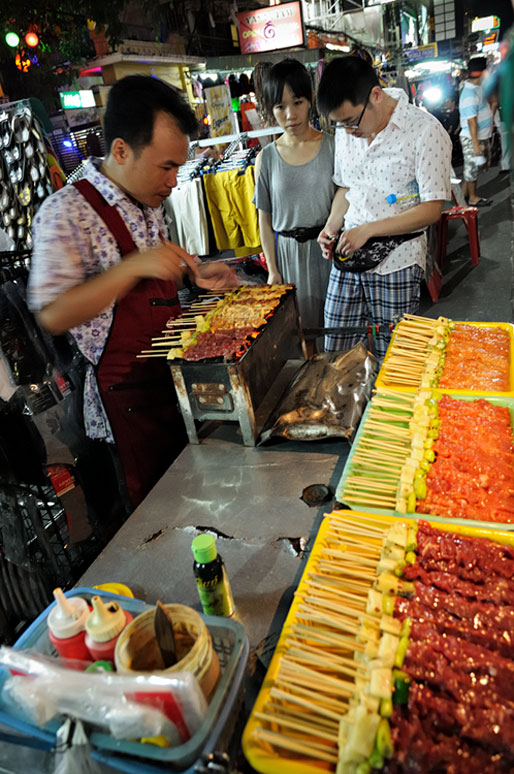 Brochettes de viande à Khao San Road à Bangkok, Thaïlande