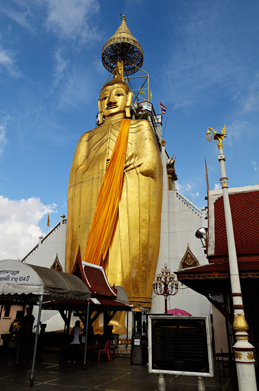 Bouddha géant de 32 mètres au Wat Intharawihan de Bangkok, Thaïlande