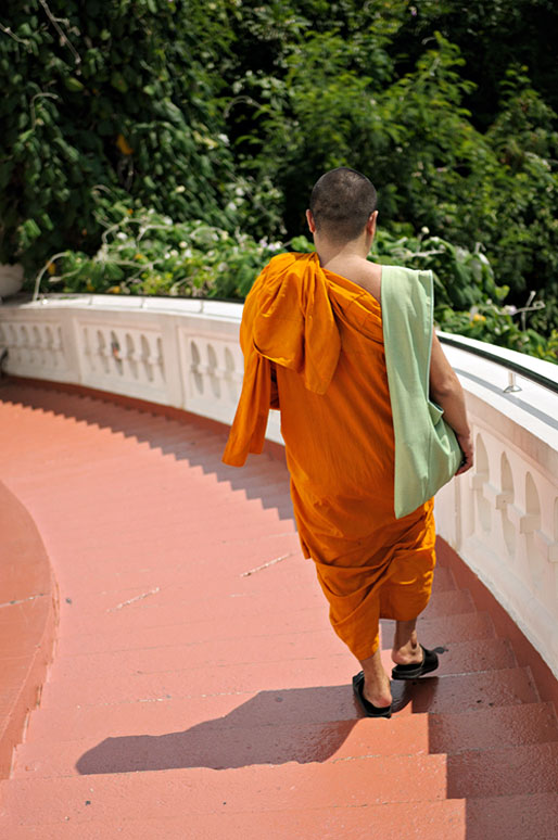 Moine qui redescend du Wat Saket de Bangkok, Thaïlande