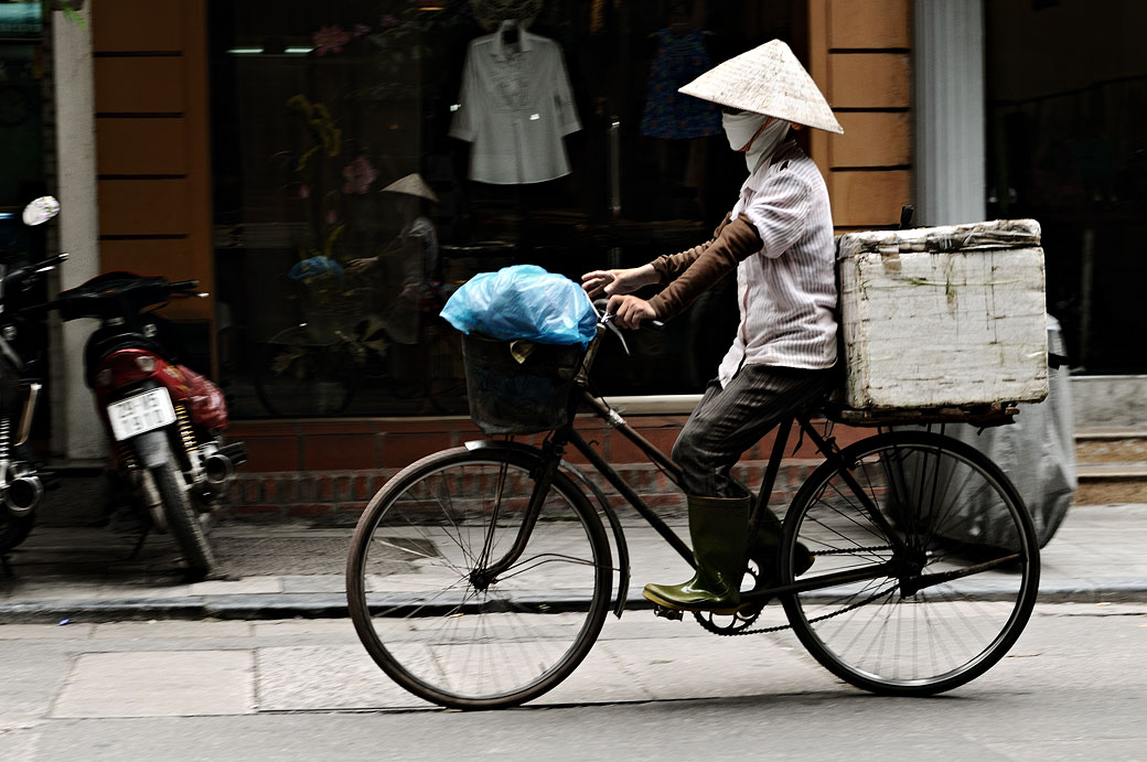 Cycliste dans une rue de Hanoi, Vietnam