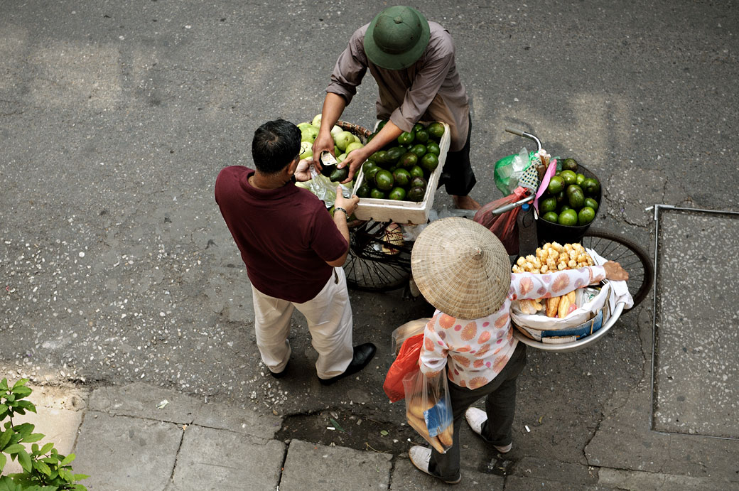 Transaction avec des vendeurs de rue à Hanoi, Vietnam