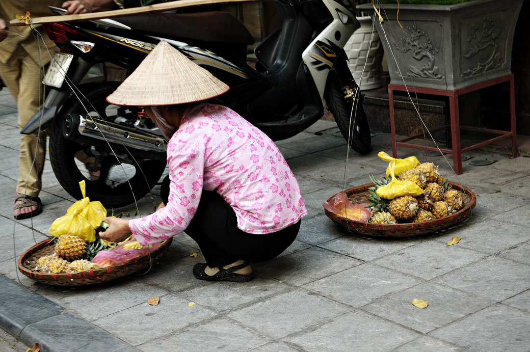 Vendeuse de fruits dans une rue de Hanoi, Vietnam