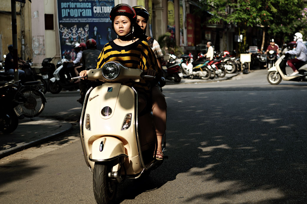 Jeunes vietnamiens sur un scooter à Hanoi, Vietnam