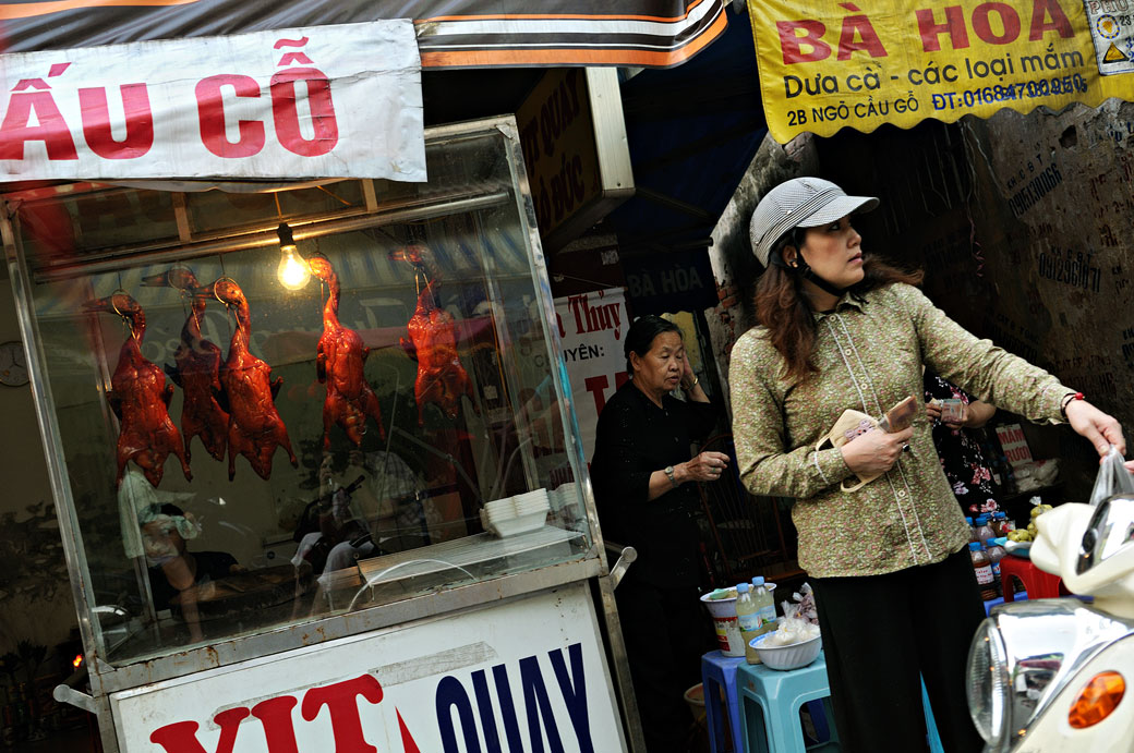 Canards grillés dans une rue de Hanoi, Vietnam