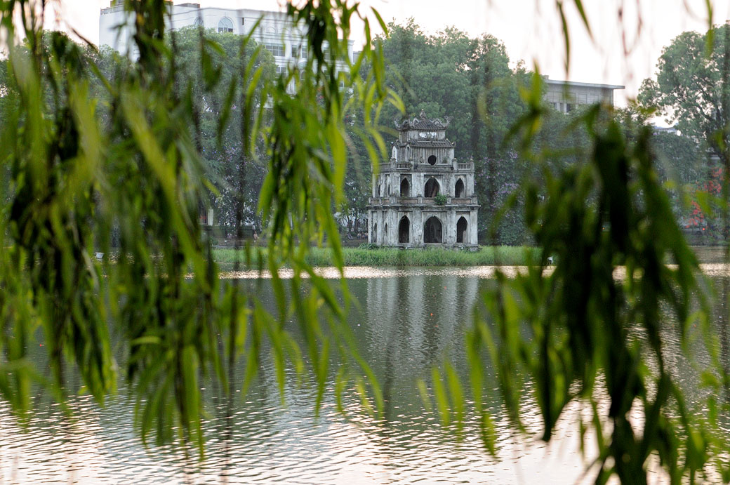 La tour de la Tortue sur le lac Hoan Kiem à Hanoi, Vietnam